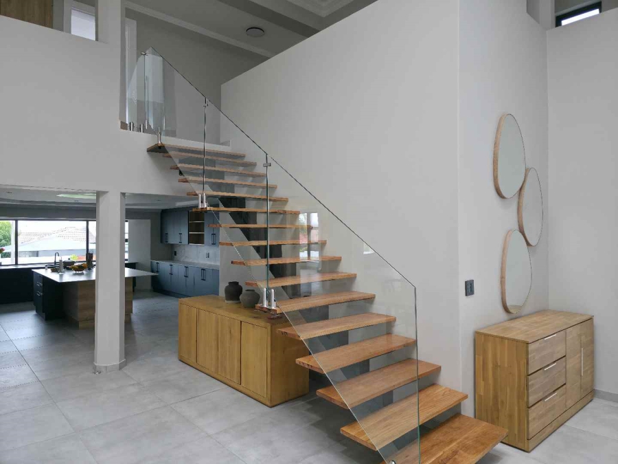 5 Bedroom Property for Sale in Plattekloof Western Cape